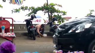 Miris banget melihatnya, orang gila nyari makan dari tempat sampah