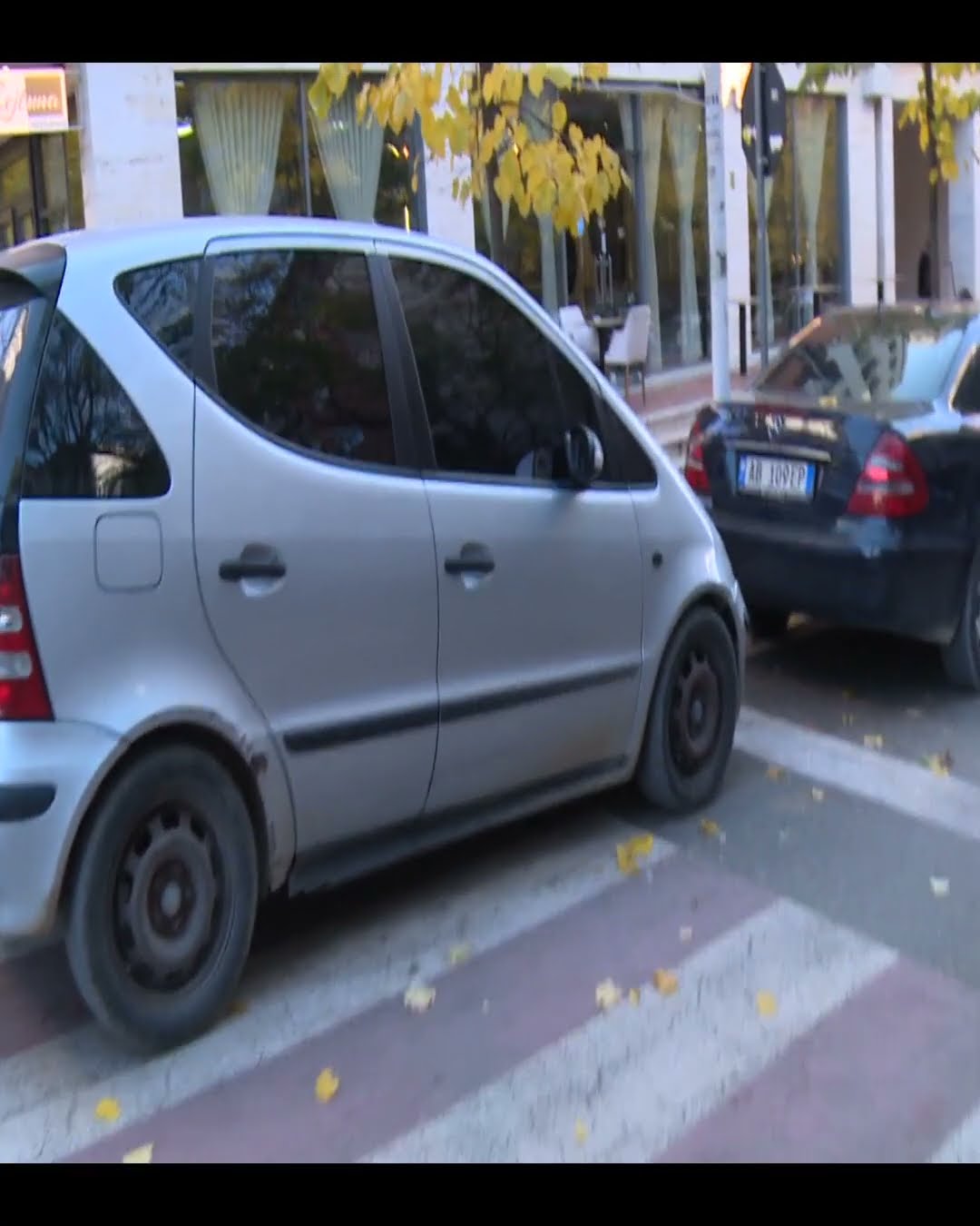 Policët parkojnë mjetet private në kundravajtje, shmangin gjobat me simbolet e Policisë - Fiks Fare