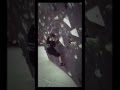 Justus klettert einen grünen Boulder