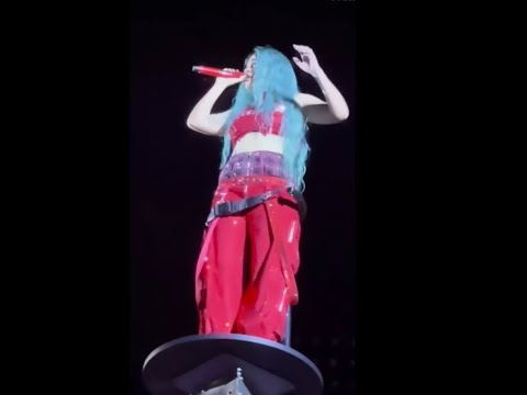 Karol G cantando Ocean desde el Atanasio