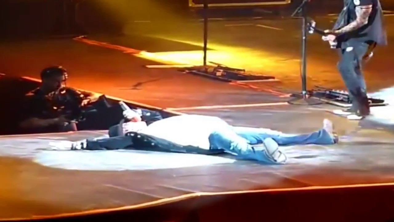 Axl Rose Falls And Breaks a Bone During a Concert - YouTube