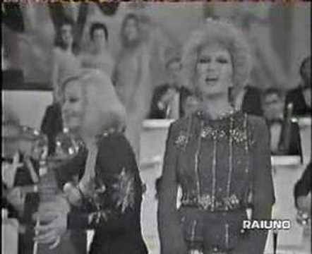 Mina & R. Carrà . I saluti di Milleluci : spassosi.