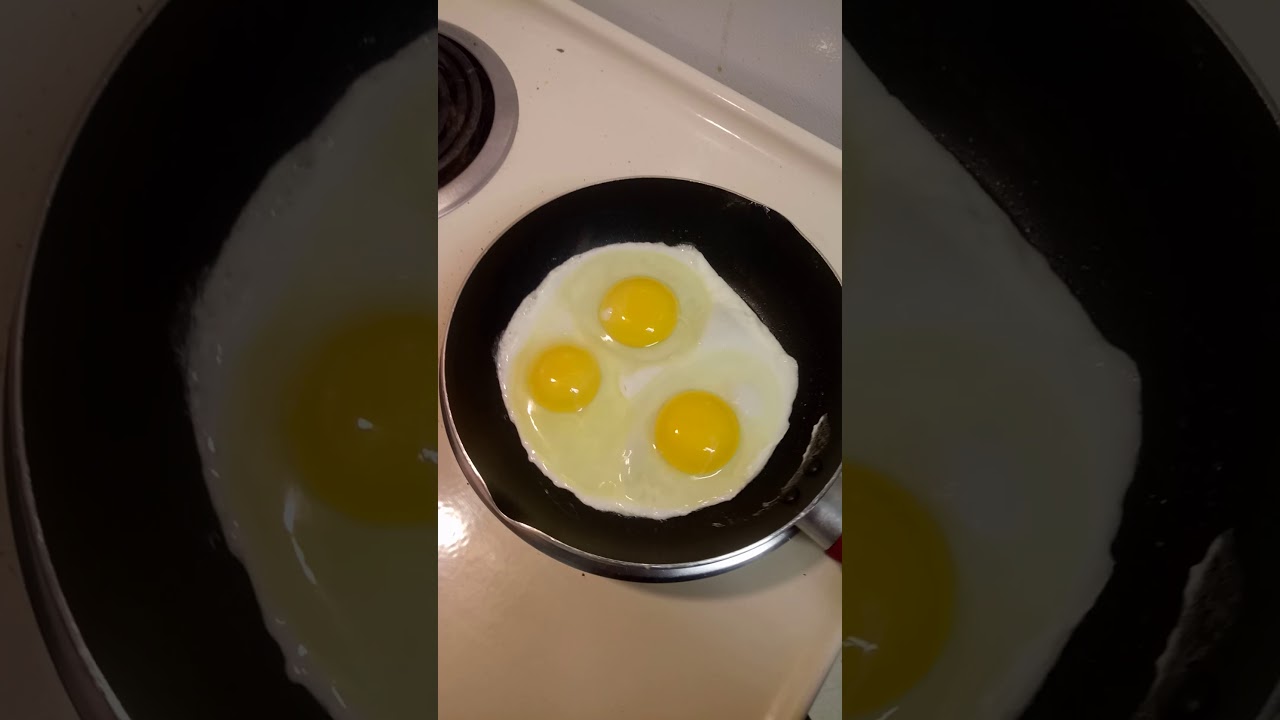 Flipping a egg without a spatula