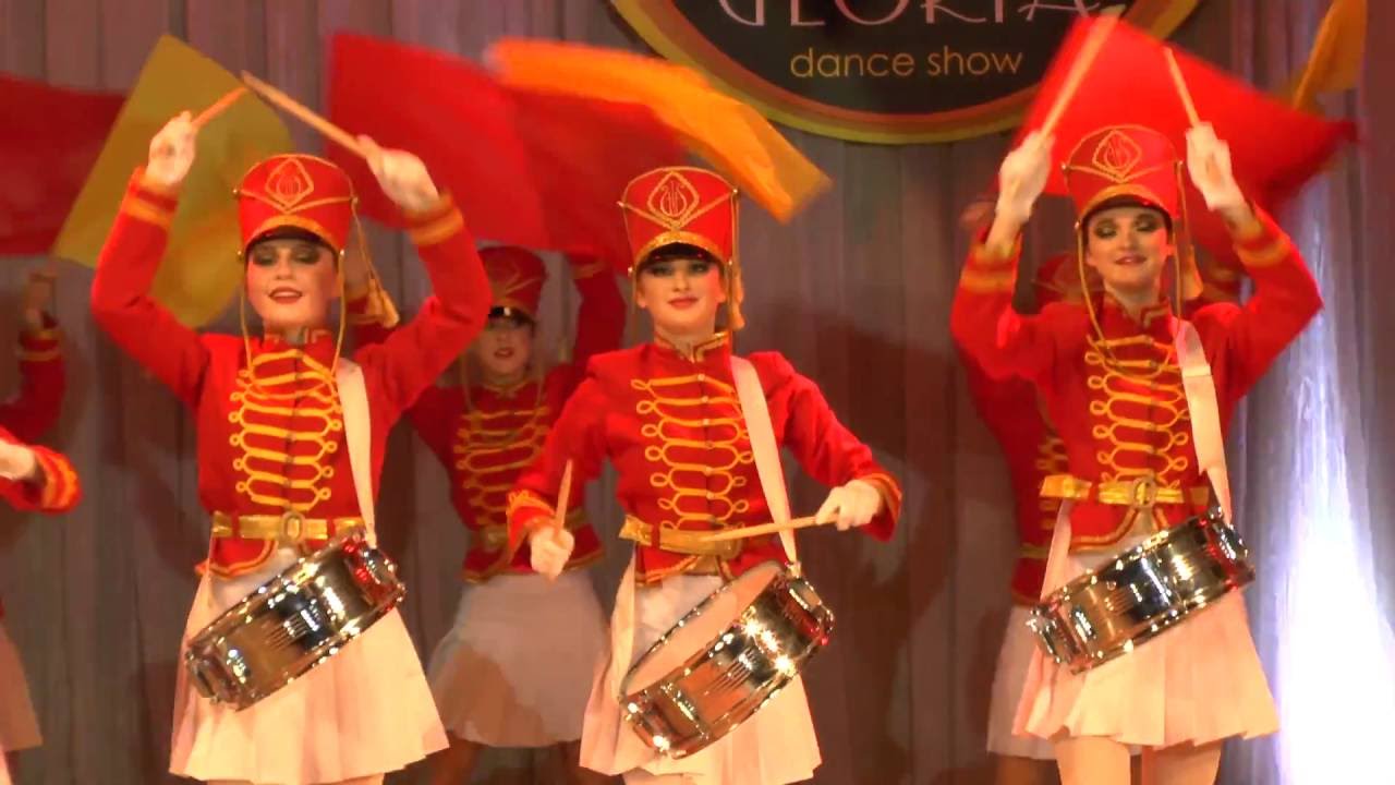 Гусарское дефиле с барабанами и флагами