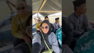 naik perahu ke desa yang tenggelam #rikaajostore #minivlog #wisatareligi #perahu #kapal #laut