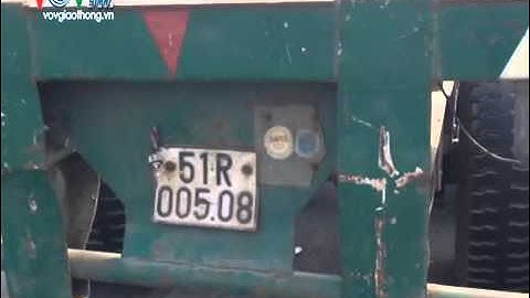 Cua Gắt Xe Container Lật Nhào Gần Cảng Cát Lái