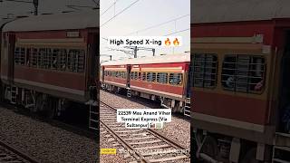 High Speed X-ing 🔥🔥 22539 Mau Anand Vihar Terminal SF Express 🚂🚃 #indianrailways #train #shorts