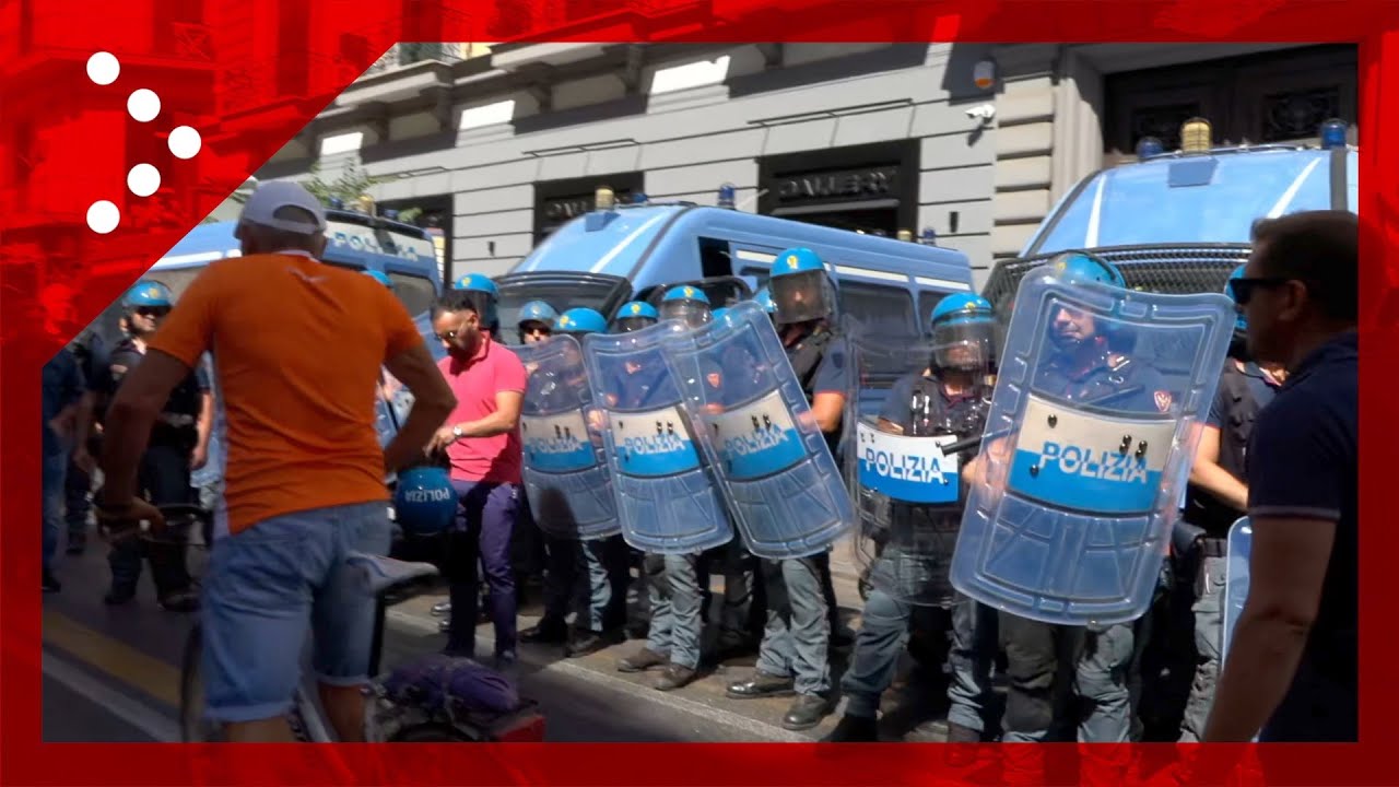 Napoli, corteo per il reddito di cittadinanza: attimi tensione sotto sede Fratelli d'Italia