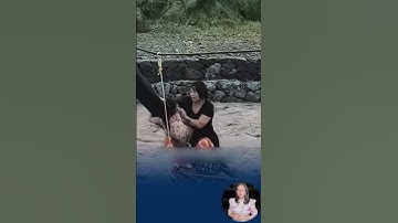 Cái nắm tay giữa dòng nước xiết #shorts #hanhdongdep #videoynghia