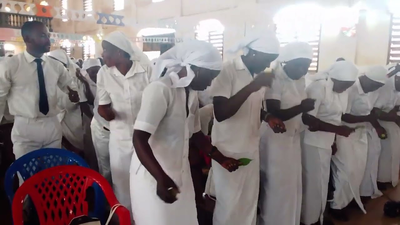 Le frère Mesmin MAKOUBANA chante avec le Kilombo VUVU 