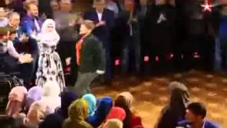 Кадыров станцевал лезгинку на свадьбе т