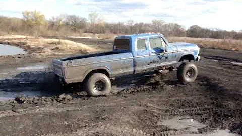 Charles's 77' F250 getting muddy