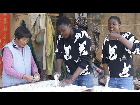 Learning to make traditional Chinese snack with the elders in the village | Country Life Vlog