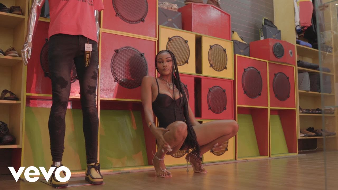 Guarda Crisiz - Trends (Official Music Video) su YouTube Guarda Crisiz - Trends (Official Music Video) su YouTube