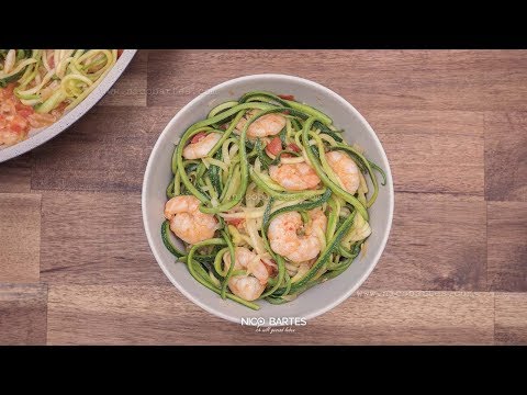 Gesunde Low Carb Zucchini-Spaghetti mit wenig Kalorien. 