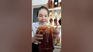 Hướng dẫn mọi người cách vắt Mật ong rừng