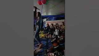 Lucu ngakak...penyanyi fales....lainya ikut ngakak