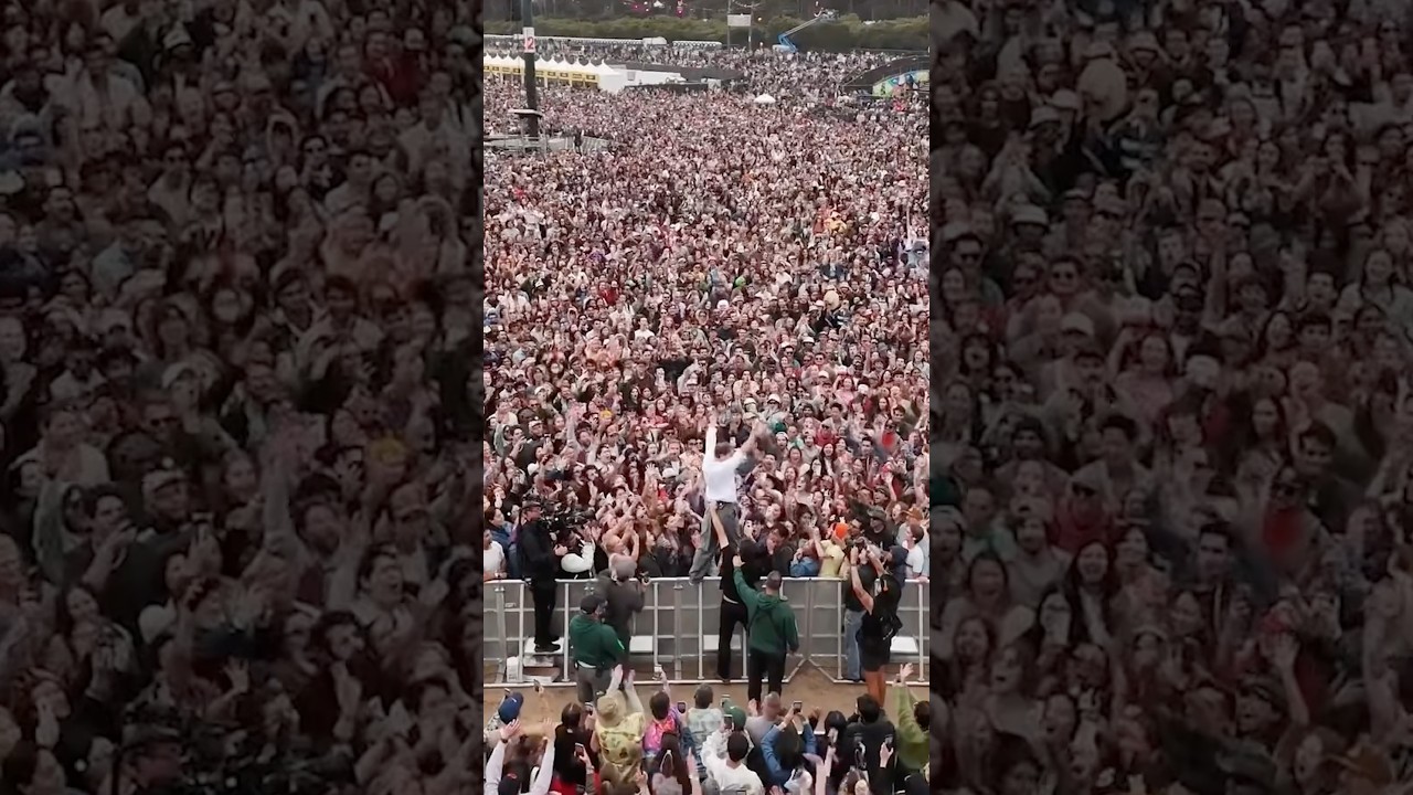 absolutely ICONIC singing at the end there. what a crowd...thank u 