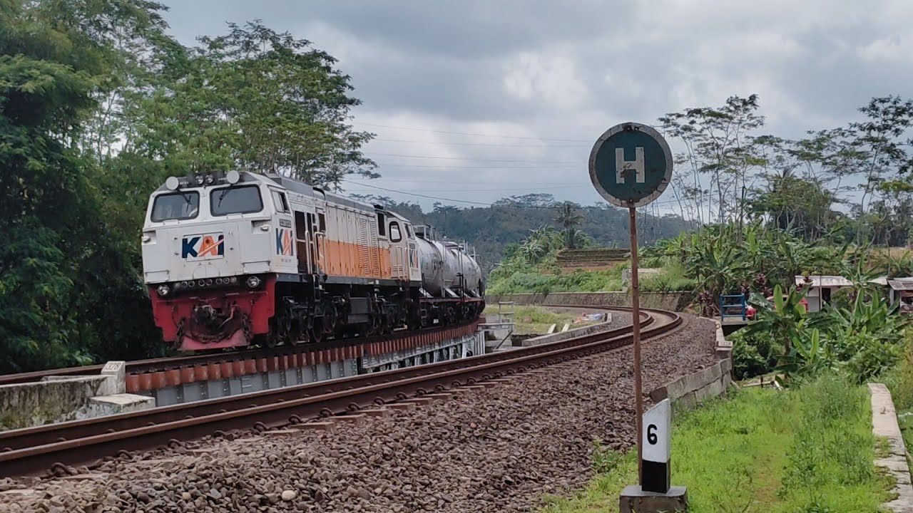 Kereta Api Raja Minyak Gamao Tangker Relasi Larangan - Maos. Kosongan ...