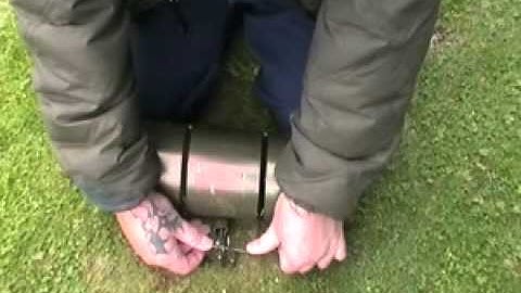 Setting the WCS Tube Trap - www.greysquirrelcontrol.co.uk