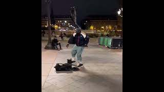 Paristeki Sokak Dansçısı Kendisine Eşlik Edenin Türk Olduğunu Anlayınca Bakın Ne Yapıyor