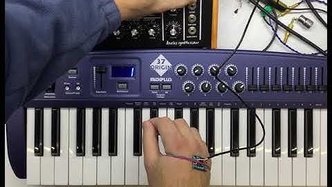 Analog synth vibrato with hand movement