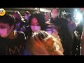 掰了人夫戀3年 陳綺貞 當街上演大擁抱 深夜聚眾畫面曝光 掰了人夫戀3年 陳綺貞 當街上演大擁抱 深夜聚眾畫面曝光
