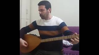 Bağlama çalarken oturduğu cam sehpa kırıldı! Resimi