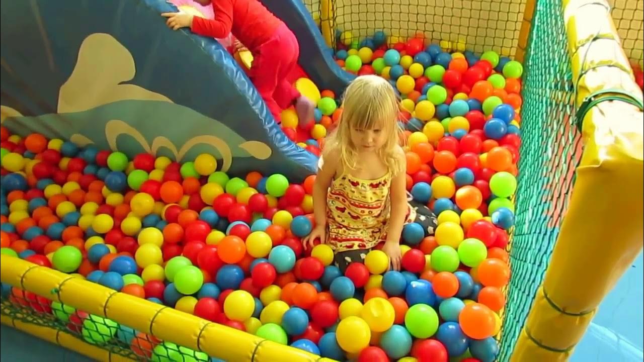 Включи шарики катятся. Бассейн с шариками в игровой комнате. Игровой центр с шариками катящимися. Детки в бассейне с шарами и горками. Бассейн с шариками для детей видео.