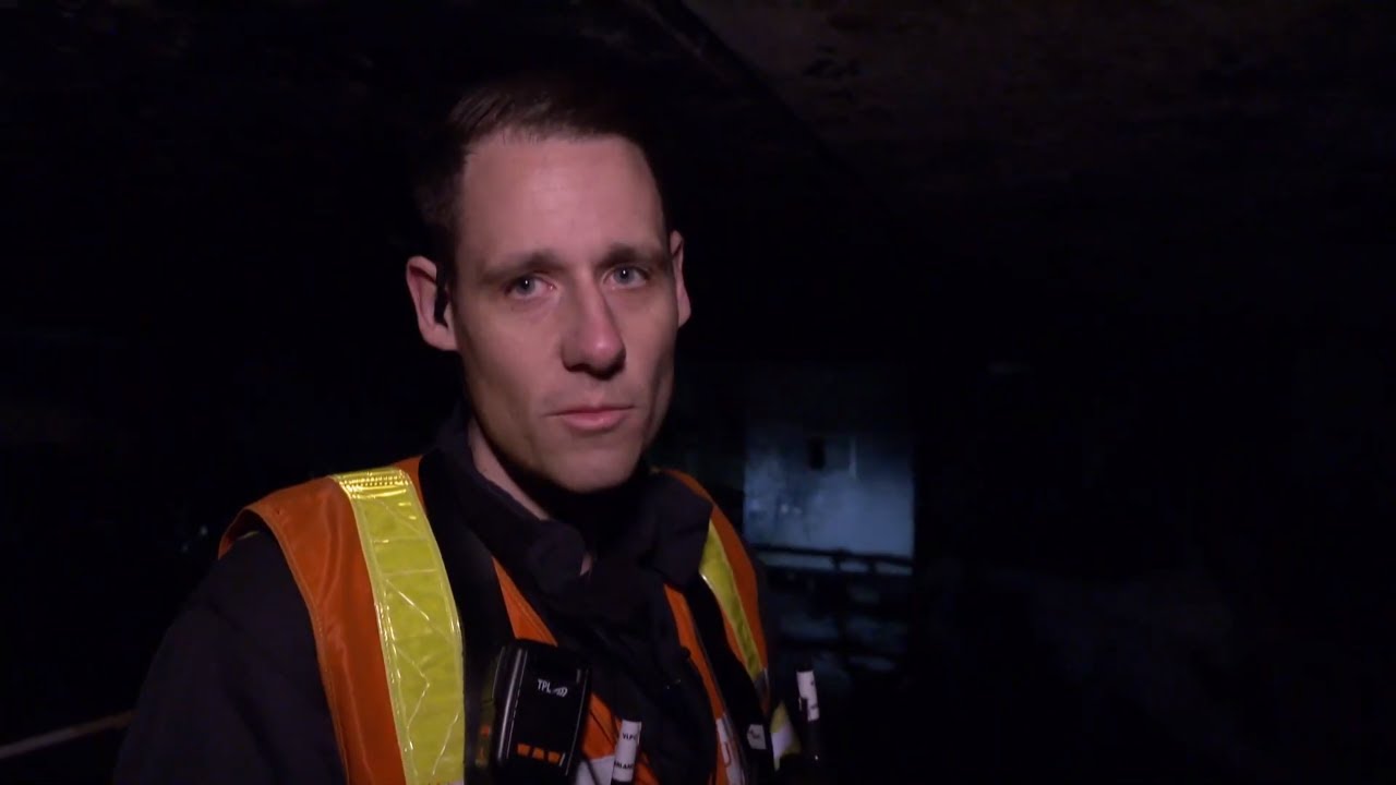 Les pompiers interviennent dans un parking en feu