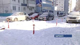 Парковочные войны: почти в каждом дворе Барнаула есть незаконно присвоенные места для машин