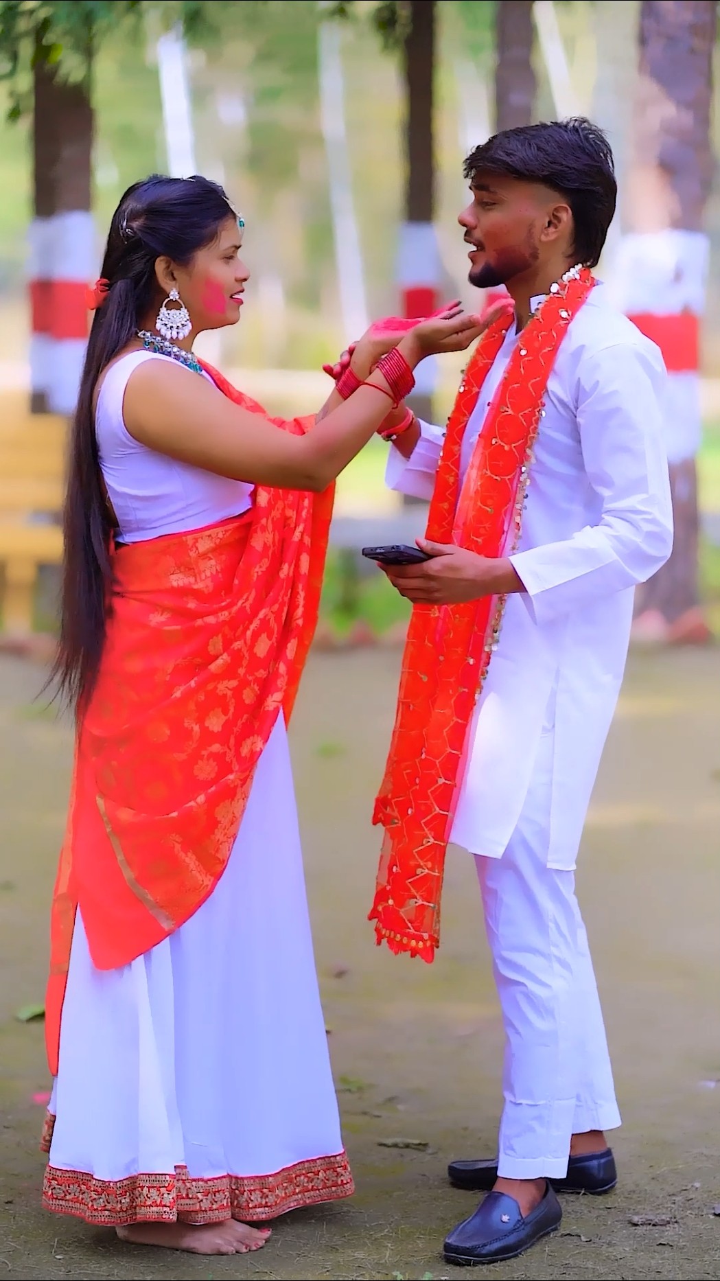 Mujhe rango se alarji h