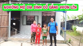 Trở lại thăm nhà Chị Nhã Phương có nhiều cố gắng làm ăn vươn lên, Anh Lê Vĩnh Nguyên tặng quà 2 cháu