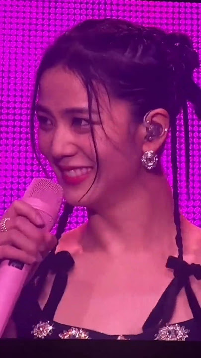 Jisoo really did the hairstyle of that little blink 😍😍