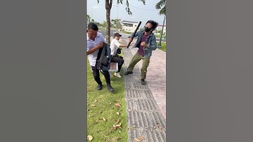 Tên cướp liều lĩnh có vũ khí nóng gặp ngây học sinh có nghề võ. Và cái kết buồn @LongGiang95