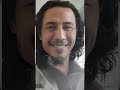 Selvi sambil senyum