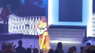 Watch Kelsea Ballerini's EPIC Live Performance of "Heartfirst" -- You HAVE To See THIS!