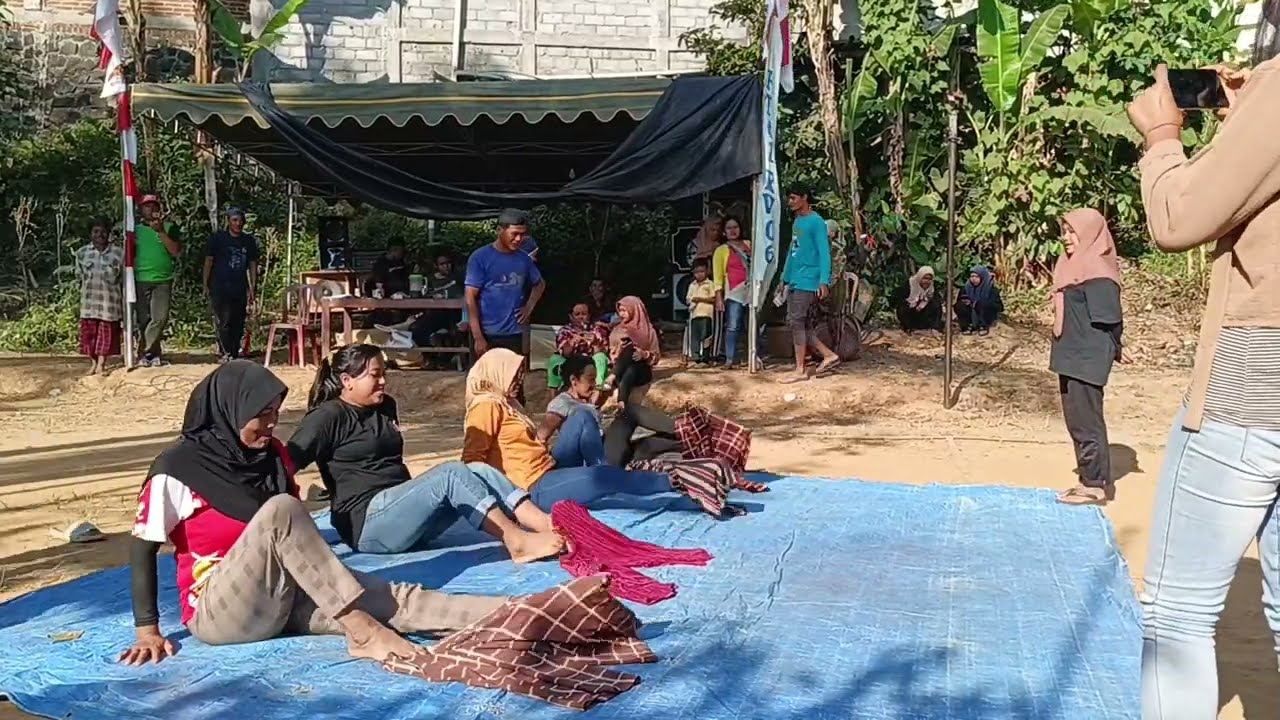 Ngakak lucu banget #Lomba17an ibu ibu pakai celana tanpa menggunakan tangan#HUTke78