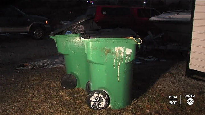 Sampah menumpuk di lingkungan Indiana Tengah