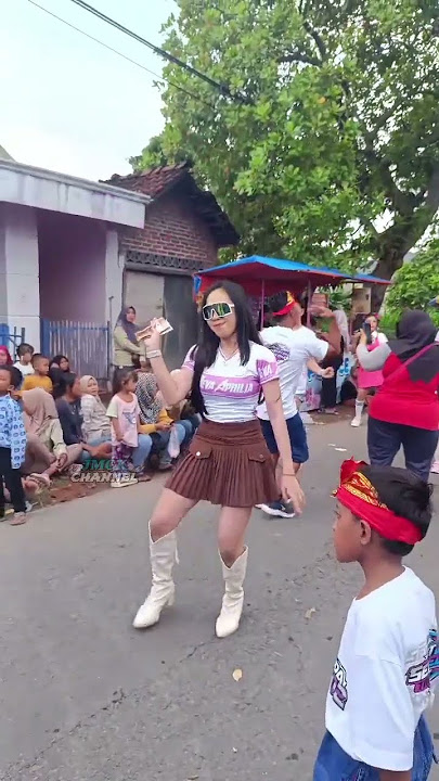 Idolamu kluget kluget lurr.... #jmck #dancer #dancercantik #karnaval @sorotan semua orang