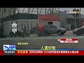 嚇！閃對向轉彎車「急煞」摔車 騎士險遭爆頭