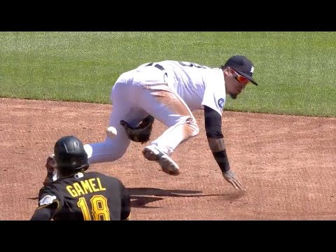 Unapologetic Javier Baez does it all while honoring fallen loved ones