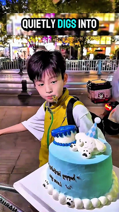 The moment this boy change age form this cake but this boy cerebrating birthday