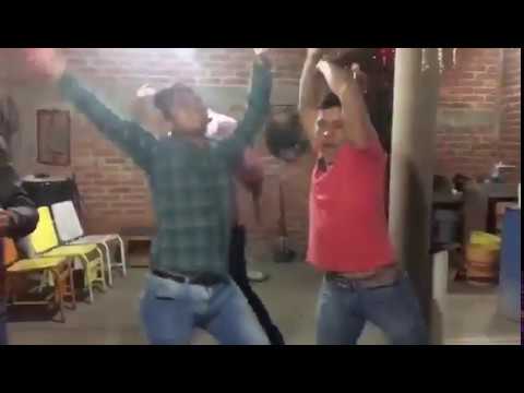 Borrachos bailando zumba