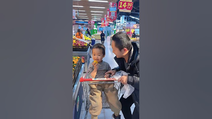 小米宝逛超市，边吃爸爸边付钱#呆萌小米宝#萌娃#熊孩子