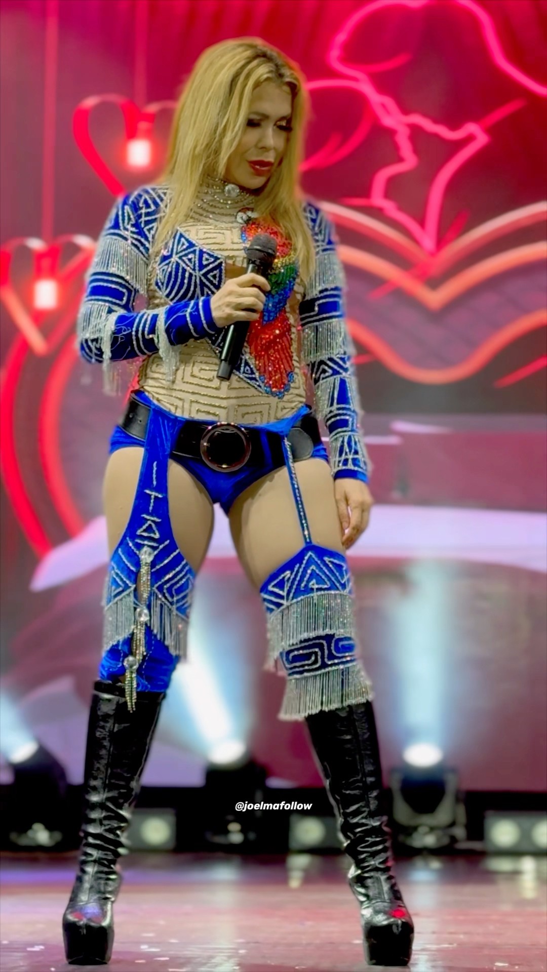 Joelma faz show com os cabelos lisos