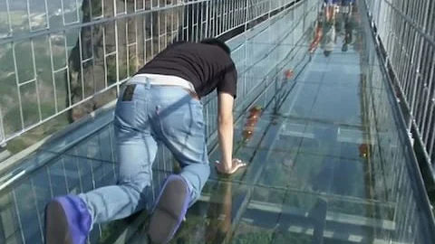 Raw: Tourists Brave Glass-Bottom Bridge - DayDayNews