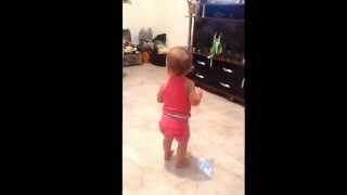 Bebê Dançando E Rebolando E Cantando E Batendo Palma