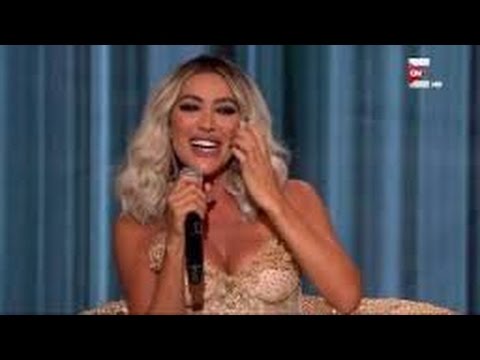 سقوط فستان مايا دياب و ظهور حلمتها في الدقيقة 1 09