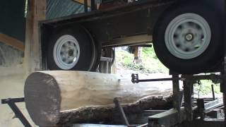Cutting this log with my DIY Bandsaw mill